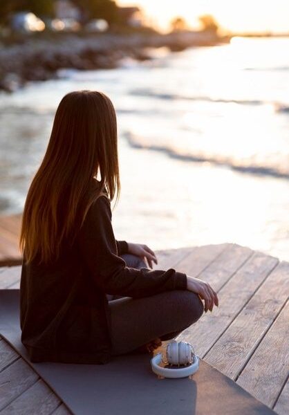Mulher meditando nas costas | Foto Grátis