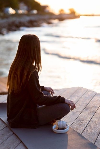 Mulher meditando nas costas | Foto Grátis