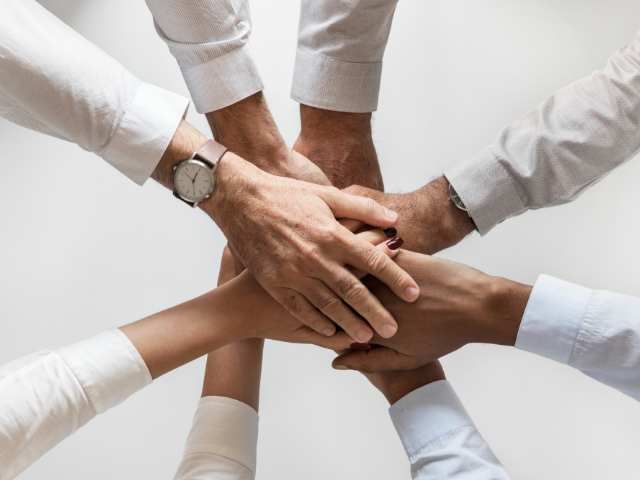 • Aprende cómo transmitir confianza en equipos de trabajo.