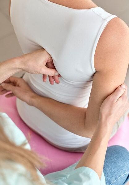 Fisioterapeuta em terapia com paciente do sexo feminino | Foto Grátis