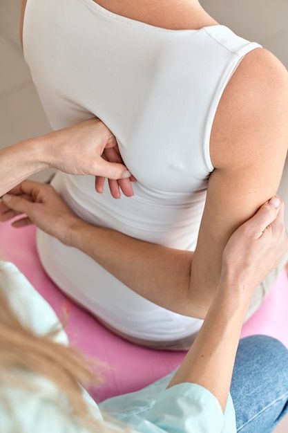 Fisioterapeuta em terapia com paciente do sexo feminino | Foto Grátis