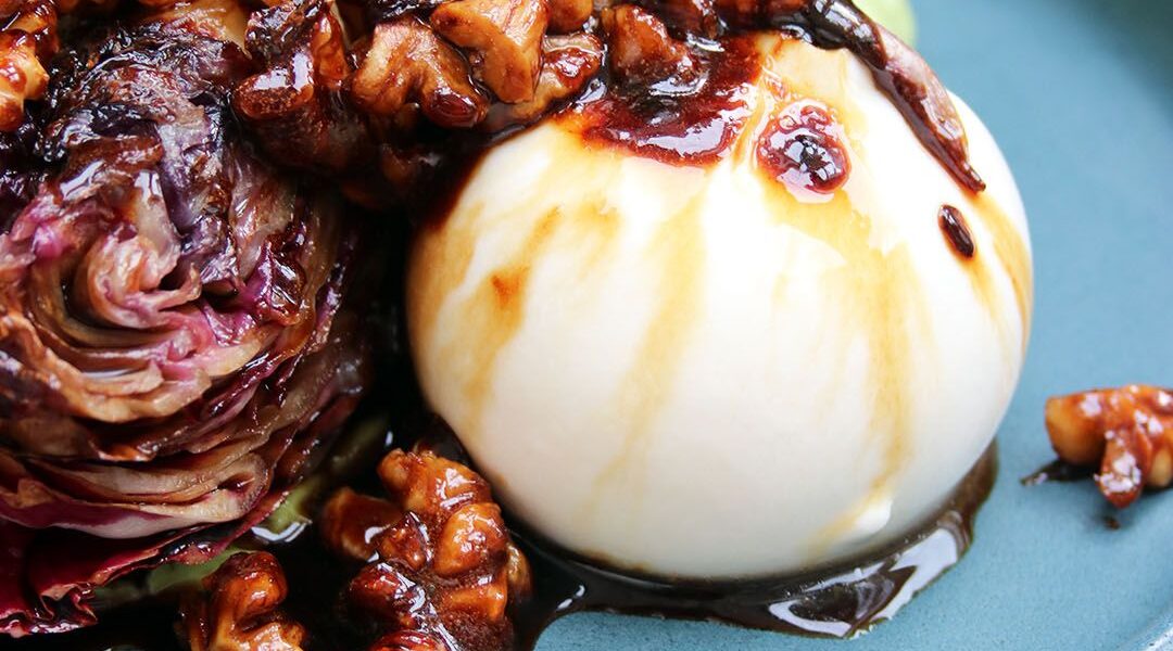 Gebratener Radicchio mit Burrata auf Avocadocreme - Ninamanie