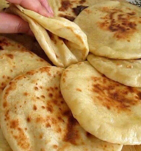 Pão de frigideira que fica pronto em 10 minutos com fermento em pó