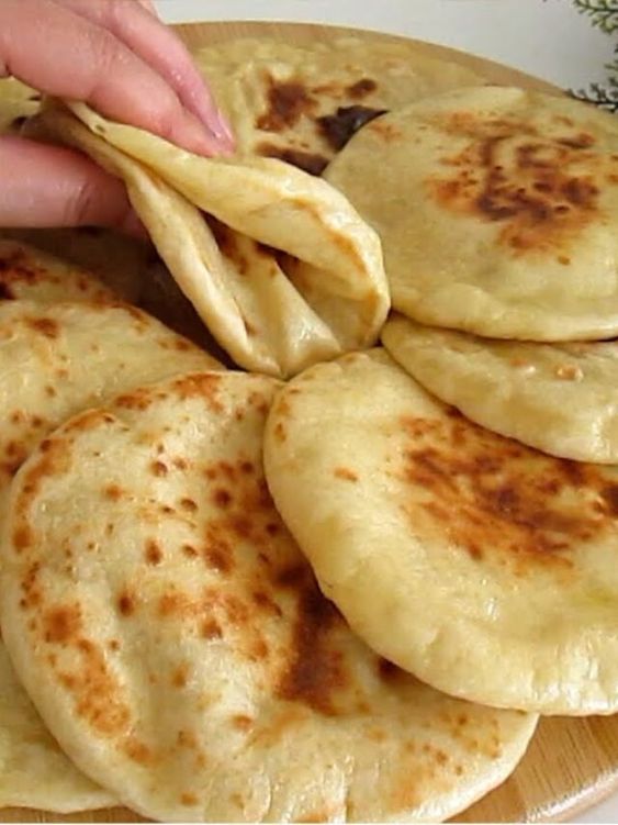 Pão de frigideira que fica pronto em 10 minutos com fermento em pó