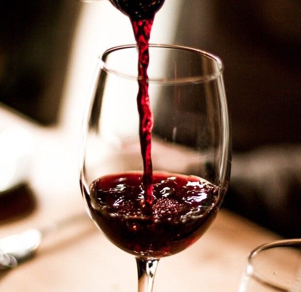 Por que você deve beber uma taça de vinho por dia