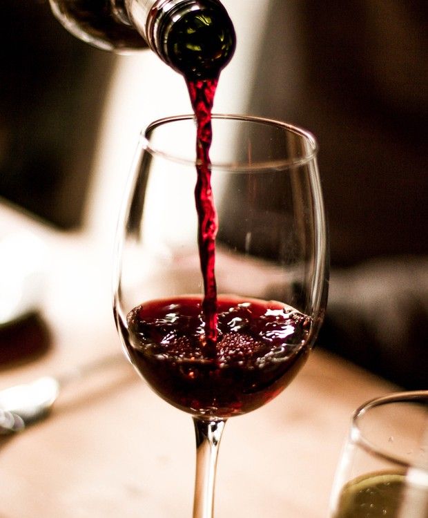 Por que você deve beber uma taça de vinho por dia