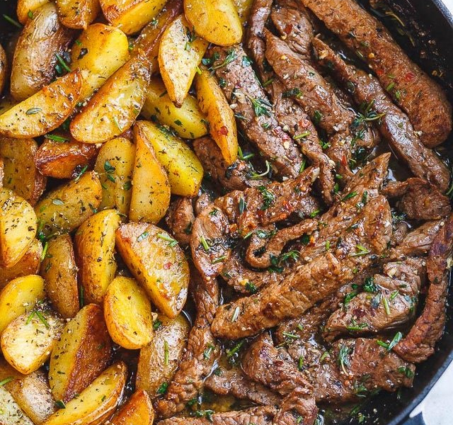 Sartén de churrasco con patatas a la mantequilla de ajo: la deliciosa receta para amantes de la carne