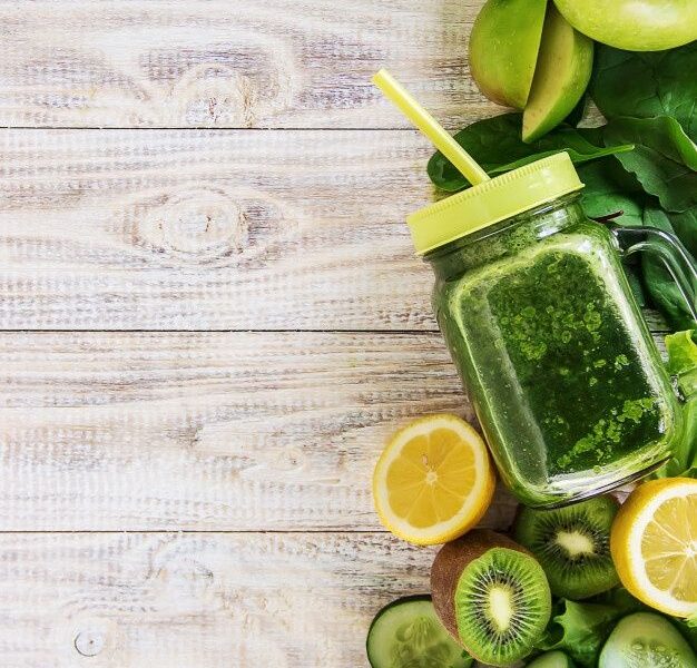 Smoothies verdes com legumes e frutas. Dia de desintoxicação. | Foto Premium