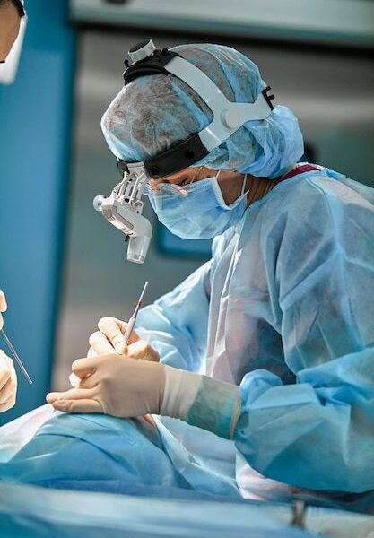 Equipe cirúrgica na sala de operações, close-up. Uma equipe internacional de médicos profissionais em uma moderna sala de cirurgia está sendo operada | Foto Premium