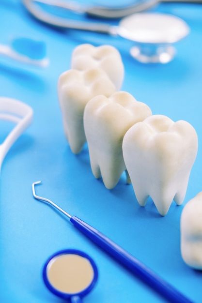 Modelo dental e equipamento dental em azul | Foto Premium