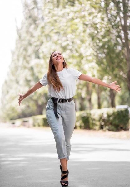 Mulher feliz andando lá fora livremente | Foto Premium