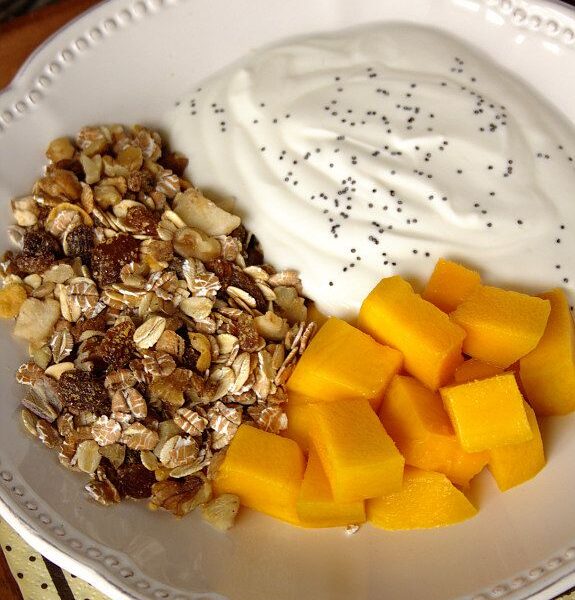 Pequenos-almoços em 5 minutos: Iogurte com cereais e fruta