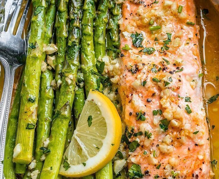 Salmon and Asparagus Foil Packs with Garlic Lemon Butter Sauce