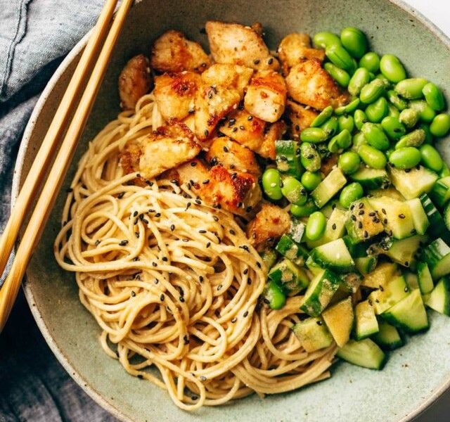frango com noodles de sésamo e edamame, o almoço ideal para levar para o trabalho (casal mistério)