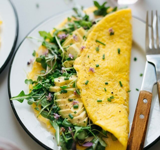 omelete com abacate e queijo creme, o brunch ideal para um dia como hoje (casal mistério)