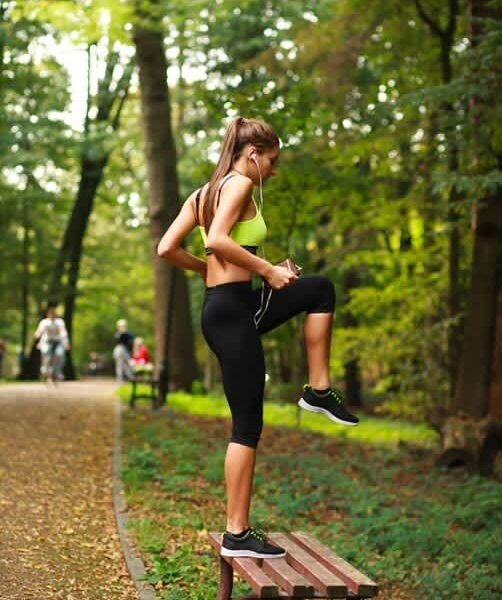 10 ejercicios para ponerte en forma en los que solo necesitas un banco del parque