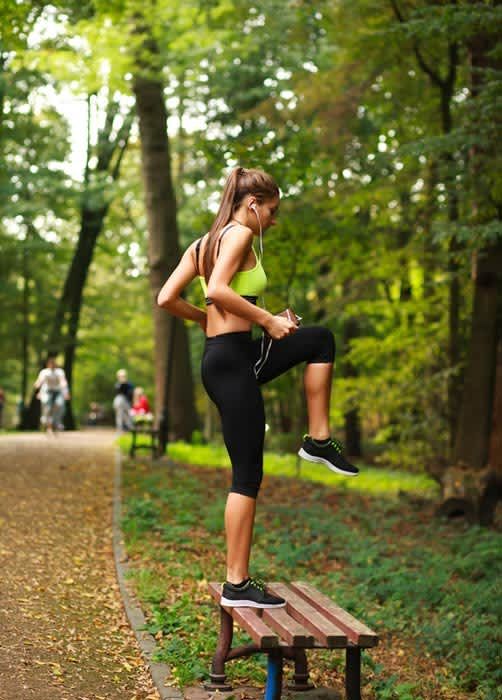 10 ejercicios para ponerte en forma en los que solo necesitas un banco del parque