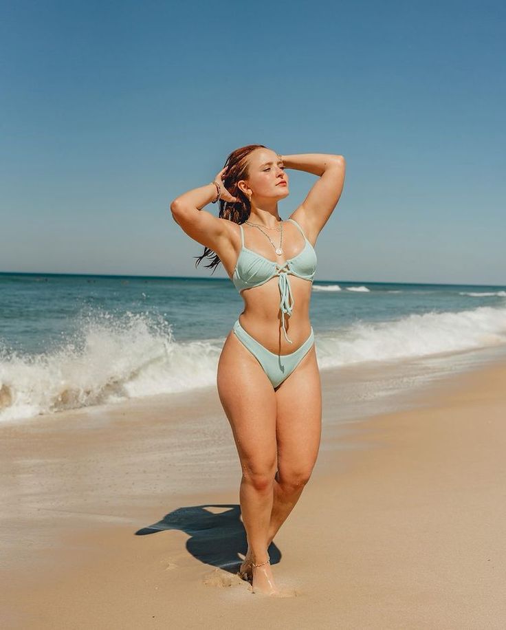 Biquínis de Larissa Manoela que mais bombaram em 2021: cintura alta e decote profundo!