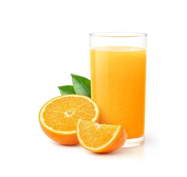 Copo de suco de laranja com gomos de laranja e fatias de frutas isoladas | Foto Premium