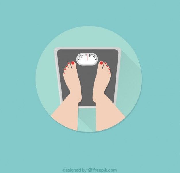 Piedi femminili in piedi su una scala di peso | Vettore Premium