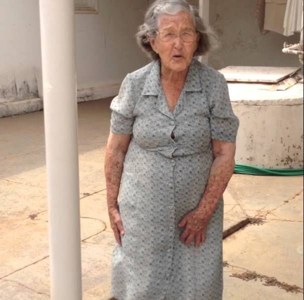 Vovó Lole, 98 anos, ensina seus exercícios diários